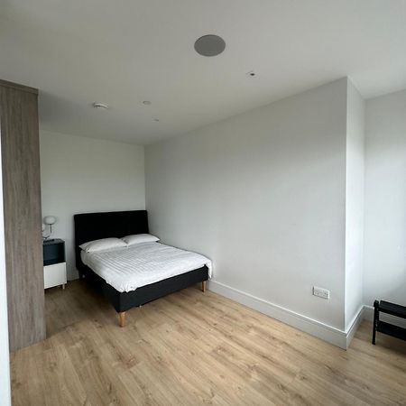 Luxx Apartment & Suites, London Heathrow Airport, Terminal 4, Piccadilly Underground Train Station Nearby! Хилингдън Екстериор снимка