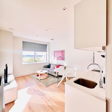 Luxx Apartment & Suites, London Heathrow Airport, Terminal 4, Piccadilly Underground Train Station Nearby! Хилингдън Екстериор снимка