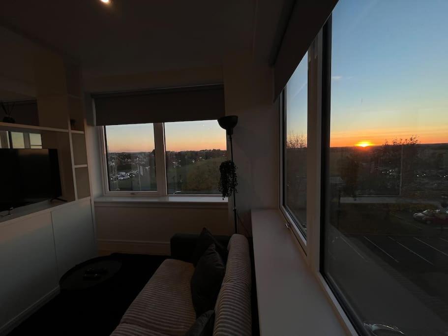Luxx Apartment & Suites, London Heathrow Airport, Terminal 4, Piccadilly Underground Train Station Nearby! Хилингдън Екстериор снимка