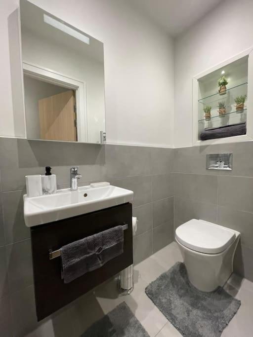Luxx Apartment & Suites, London Heathrow Airport, Terminal 4, Piccadilly Underground Train Station Nearby! Хилингдън Екстериор снимка