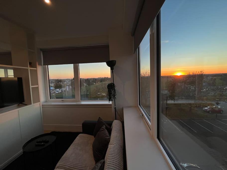 Luxx Apartment & Suites, London Heathrow Airport, Terminal 4, Piccadilly Underground Train Station Nearby! Хилингдън Екстериор снимка
