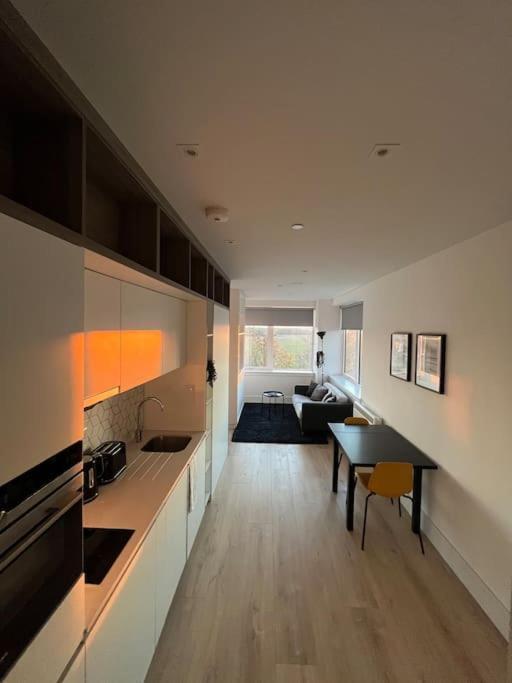 Luxx Apartment & Suites, London Heathrow Airport, Terminal 4, Piccadilly Underground Train Station Nearby! Хилингдън Екстериор снимка