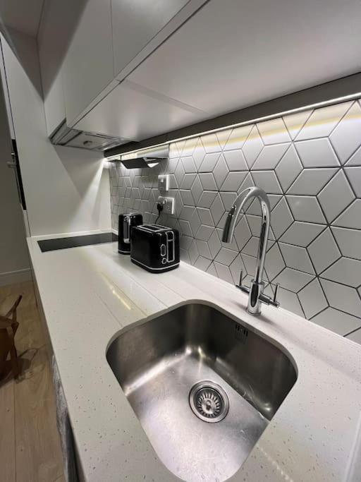 Luxx Apartment & Suites, London Heathrow Airport, Terminal 4, Piccadilly Underground Train Station Nearby! Хилингдън Екстериор снимка