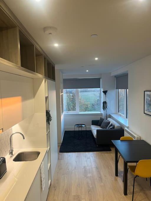 Luxx Apartment & Suites, London Heathrow Airport, Terminal 4, Piccadilly Underground Train Station Nearby! Хилингдън Екстериор снимка