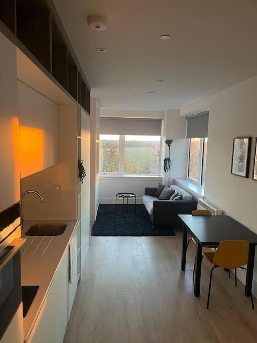 Luxx Apartment & Suites, London Heathrow Airport, Terminal 4, Piccadilly Underground Train Station Nearby! Хилингдън Екстериор снимка