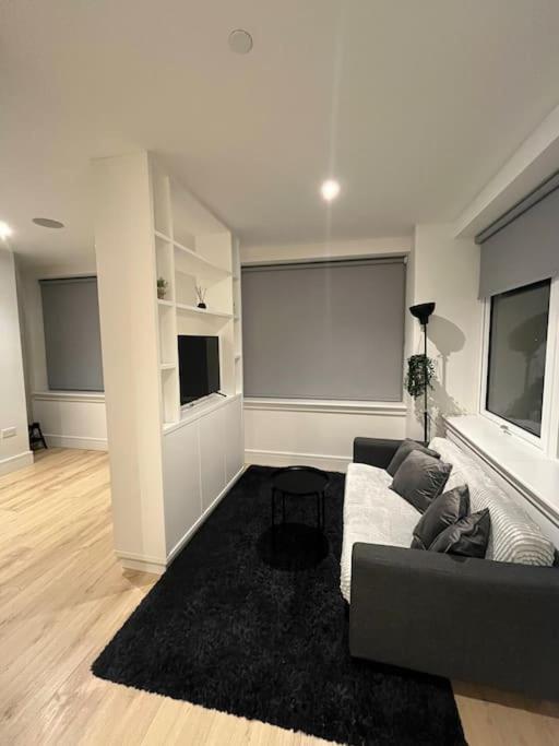 Luxx Apartment & Suites, London Heathrow Airport, Terminal 4, Piccadilly Underground Train Station Nearby! Хилингдън Екстериор снимка