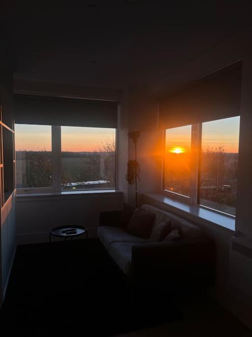 Luxx Apartment & Suites, London Heathrow Airport, Terminal 4, Piccadilly Underground Train Station Nearby! Хилингдън Екстериор снимка