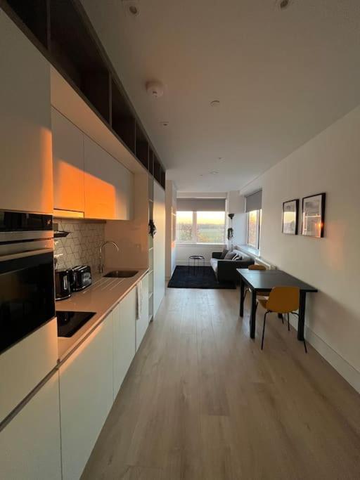 Luxx Apartment & Suites, London Heathrow Airport, Terminal 4, Piccadilly Underground Train Station Nearby! Хилингдън Екстериор снимка