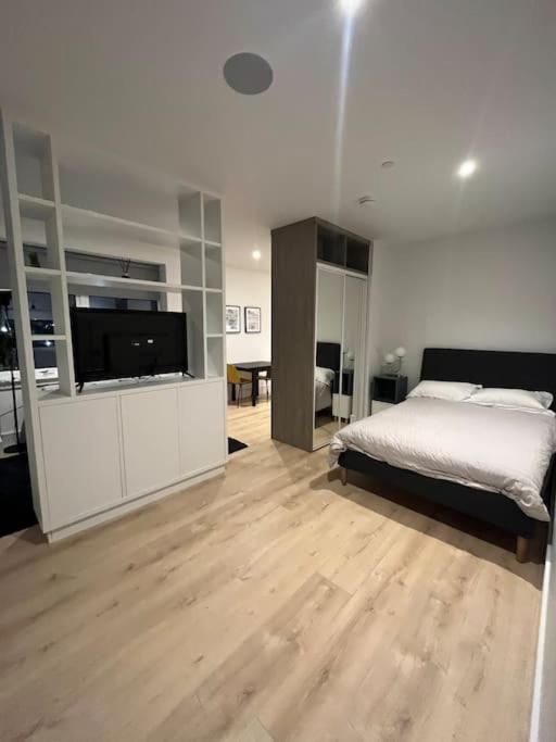 Luxx Apartment & Suites, London Heathrow Airport, Terminal 4, Piccadilly Underground Train Station Nearby! Хилингдън Екстериор снимка