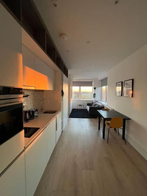 Luxx Apartment & Suites, London Heathrow Airport, Terminal 4, Piccadilly Underground Train Station Nearby! Хилингдън Екстериор снимка
