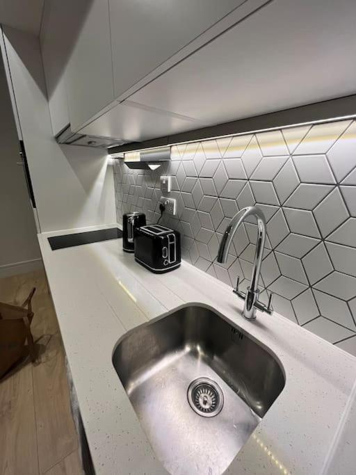 Luxx Apartment & Suites, London Heathrow Airport, Terminal 4, Piccadilly Underground Train Station Nearby! Хилингдън Екстериор снимка