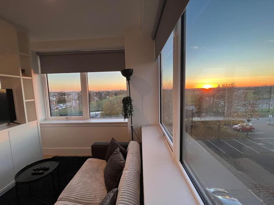 Luxx Apartment & Suites, London Heathrow Airport, Terminal 4, Piccadilly Underground Train Station Nearby! Хилингдън Екстериор снимка