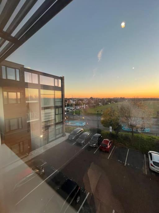 Luxx Apartment & Suites, London Heathrow Airport, Terminal 4, Piccadilly Underground Train Station Nearby! Хилингдън Екстериор снимка