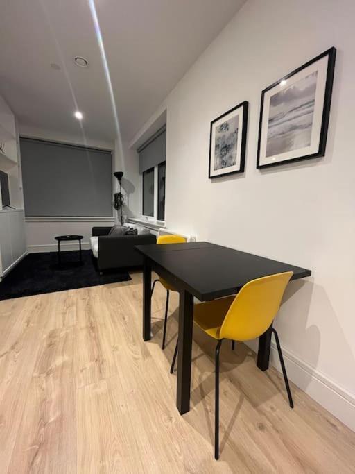 Luxx Apartment & Suites, London Heathrow Airport, Terminal 4, Piccadilly Underground Train Station Nearby! Хилингдън Екстериор снимка