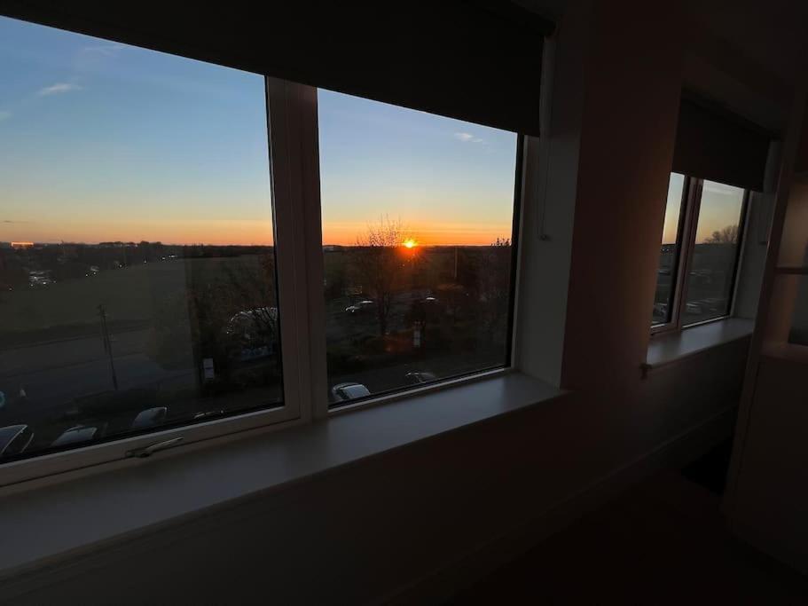 Luxx Apartment & Suites, London Heathrow Airport, Terminal 4, Piccadilly Underground Train Station Nearby! Хилингдън Екстериор снимка