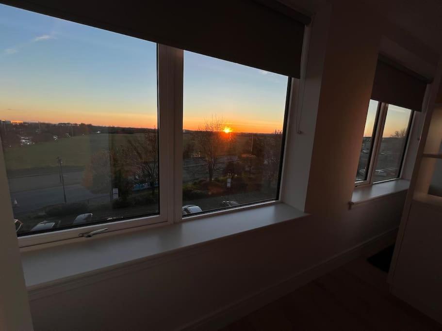Luxx Apartment & Suites, London Heathrow Airport, Terminal 4, Piccadilly Underground Train Station Nearby! Хилингдън Екстериор снимка