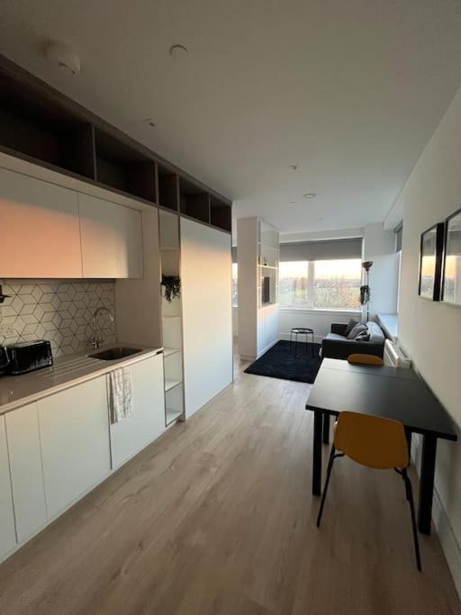 Luxx Apartment & Suites, London Heathrow Airport, Terminal 4, Piccadilly Underground Train Station Nearby! Хилингдън Екстериор снимка