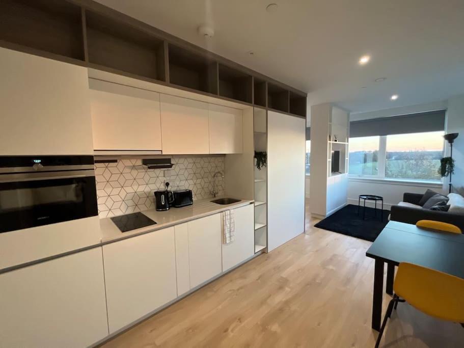 Luxx Apartment & Suites, London Heathrow Airport, Terminal 4, Piccadilly Underground Train Station Nearby! Хилингдън Екстериор снимка