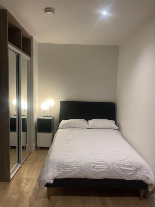 Luxx Apartment & Suites, London Heathrow Airport, Terminal 4, Piccadilly Underground Train Station Nearby! Хилингдън Екстериор снимка