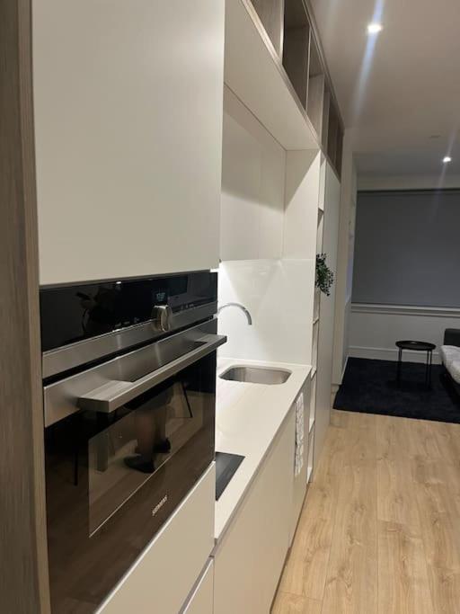 Luxx Apartment & Suites, London Heathrow Airport, Terminal 4, Piccadilly Underground Train Station Nearby! Хилингдън Екстериор снимка