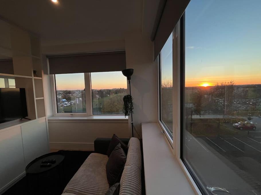 Luxx Apartment & Suites, London Heathrow Airport, Terminal 4, Piccadilly Underground Train Station Nearby! Хилингдън Екстериор снимка