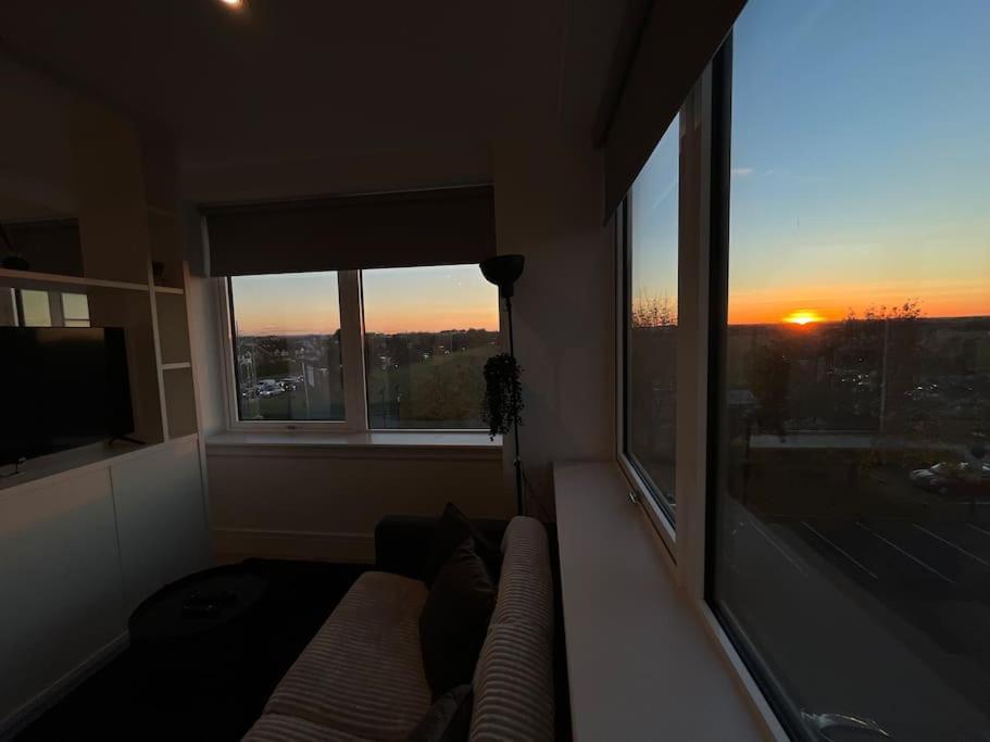Luxx Apartment & Suites, London Heathrow Airport, Terminal 4, Piccadilly Underground Train Station Nearby! Хилингдън Екстериор снимка