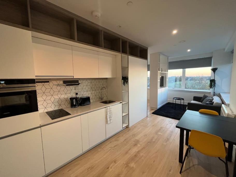 Luxx Apartment & Suites, London Heathrow Airport, Terminal 4, Piccadilly Underground Train Station Nearby! Хилингдън Екстериор снимка