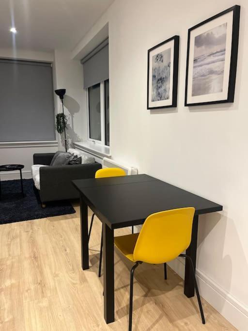Luxx Apartment & Suites, London Heathrow Airport, Terminal 4, Piccadilly Underground Train Station Nearby! Хилингдън Екстериор снимка