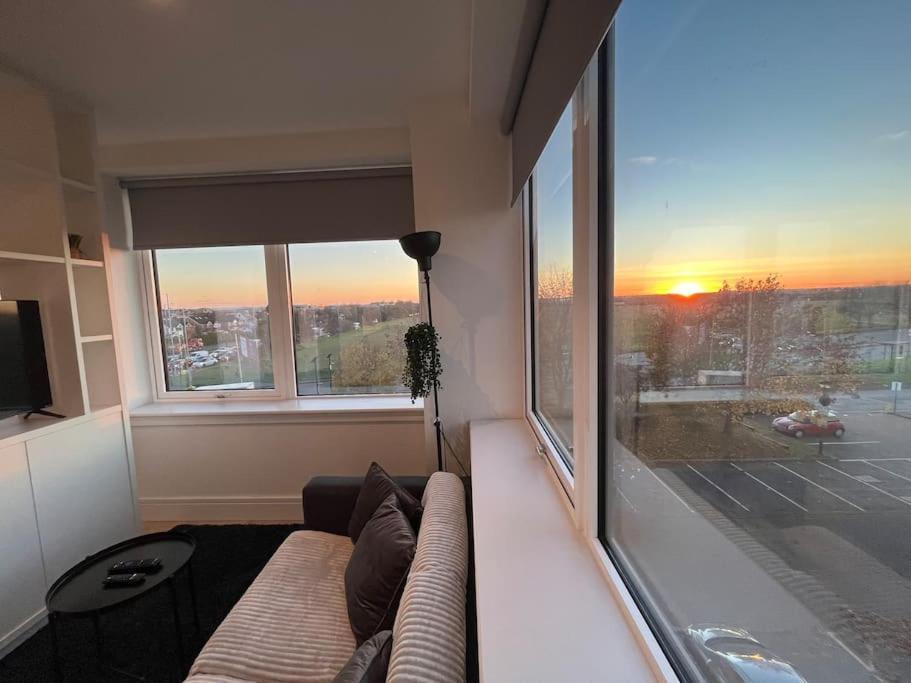 Luxx Apartment & Suites, London Heathrow Airport, Terminal 4, Piccadilly Underground Train Station Nearby! Хилингдън Екстериор снимка