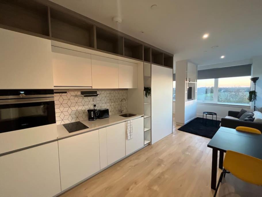 Luxx Apartment & Suites, London Heathrow Airport, Terminal 4, Piccadilly Underground Train Station Nearby! Хилингдън Екстериор снимка