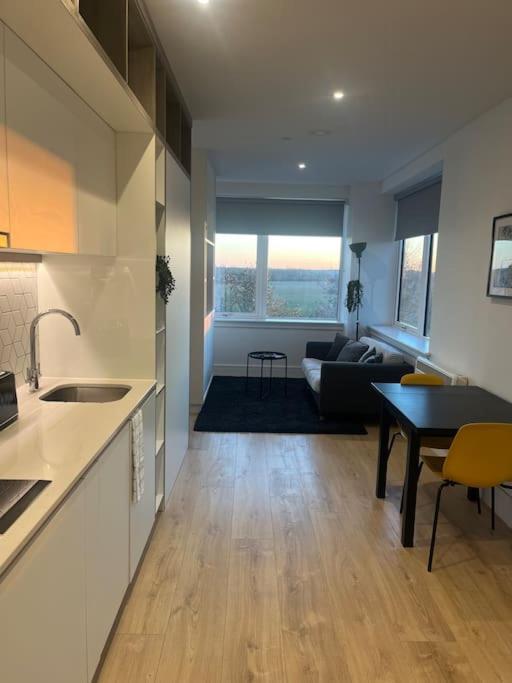 Luxx Apartment & Suites, London Heathrow Airport, Terminal 4, Piccadilly Underground Train Station Nearby! Хилингдън Екстериор снимка