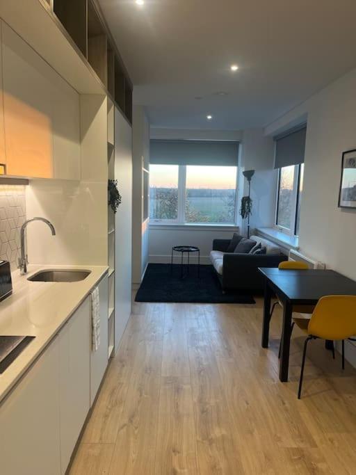 Luxx Apartment & Suites, London Heathrow Airport, Terminal 4, Piccadilly Underground Train Station Nearby! Хилингдън Екстериор снимка