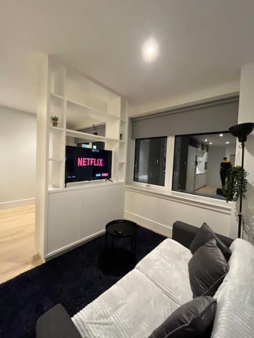 Luxx Apartment & Suites, London Heathrow Airport, Terminal 4, Piccadilly Underground Train Station Nearby! Хилингдън Екстериор снимка