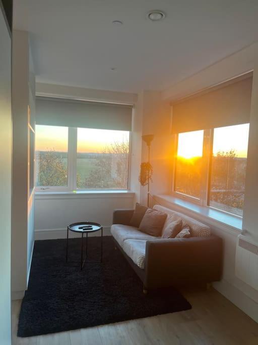 Luxx Apartment & Suites, London Heathrow Airport, Terminal 4, Piccadilly Underground Train Station Nearby! Хилингдън Екстериор снимка