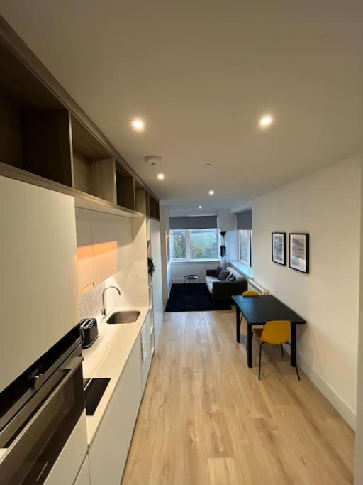 Luxx Apartment & Suites, London Heathrow Airport, Terminal 4, Piccadilly Underground Train Station Nearby! Хилингдън Екстериор снимка