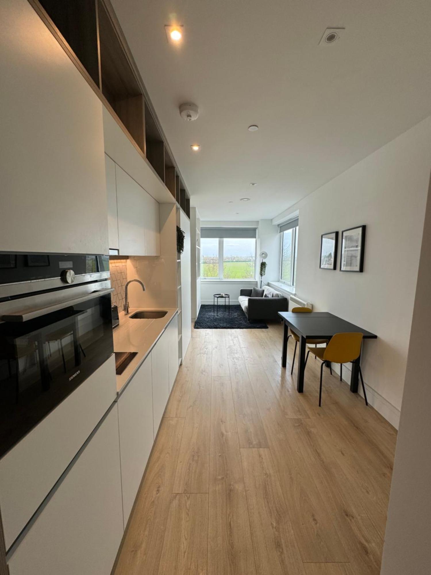 Luxx Apartment & Suites, London Heathrow Airport, Terminal 4, Piccadilly Underground Train Station Nearby! Хилингдън Екстериор снимка