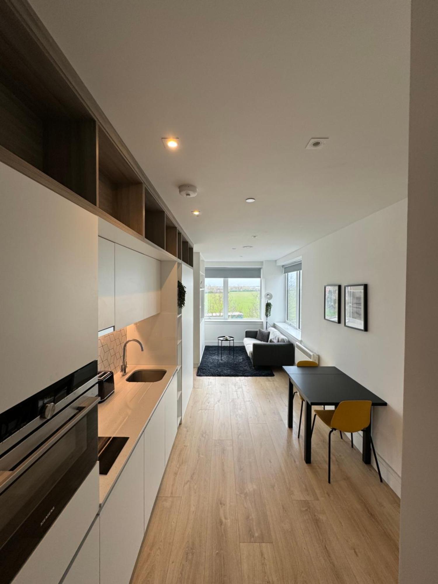 Luxx Apartment & Suites, London Heathrow Airport, Terminal 4, Piccadilly Underground Train Station Nearby! Хилингдън Екстериор снимка