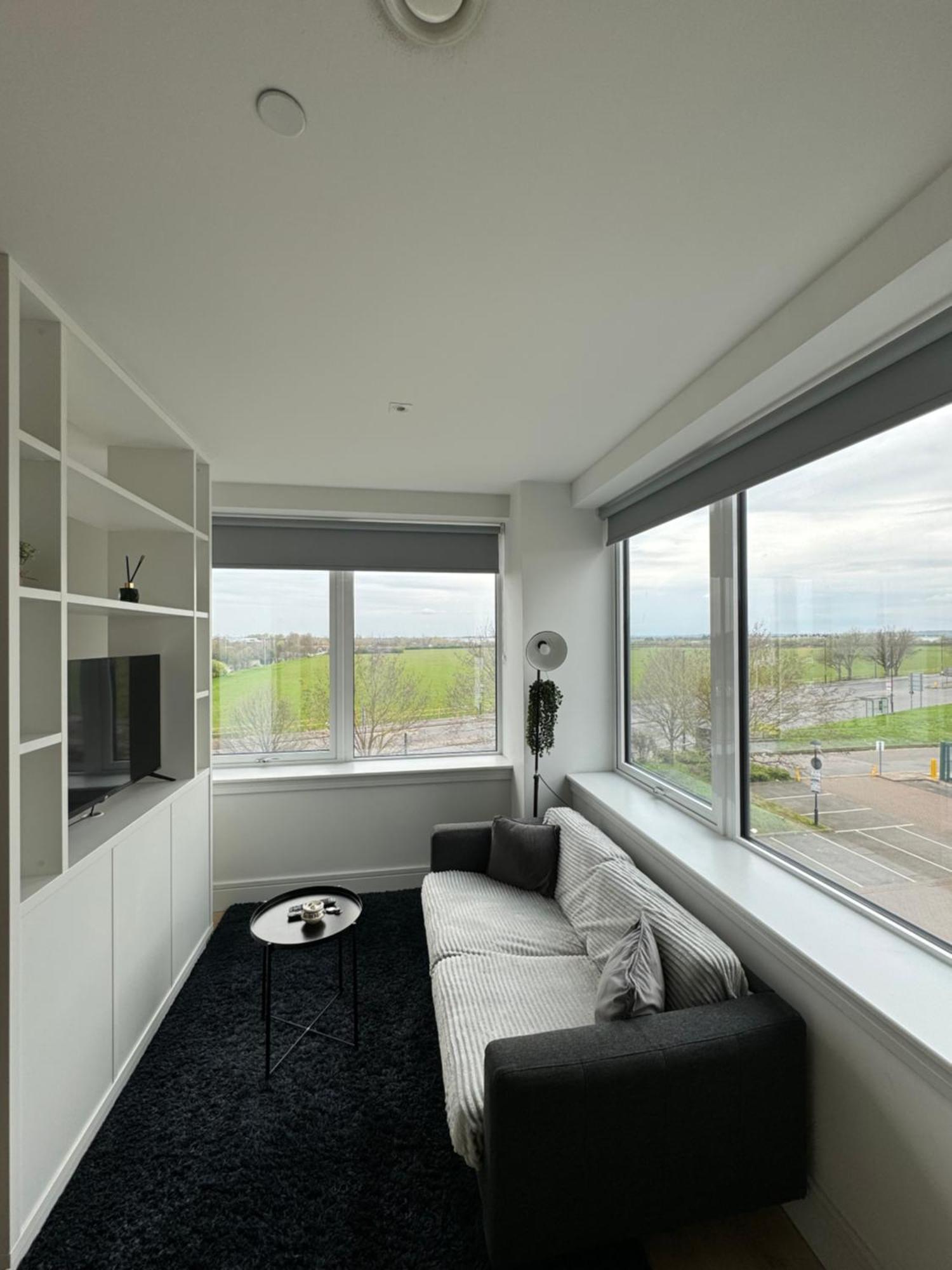 Luxx Apartment & Suites, London Heathrow Airport, Terminal 4, Piccadilly Underground Train Station Nearby! Хилингдън Екстериор снимка