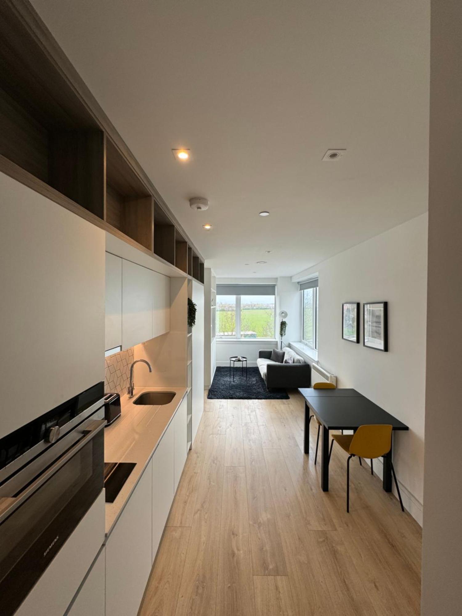 Luxx Apartment & Suites, London Heathrow Airport, Terminal 4, Piccadilly Underground Train Station Nearby! Хилингдън Екстериор снимка
