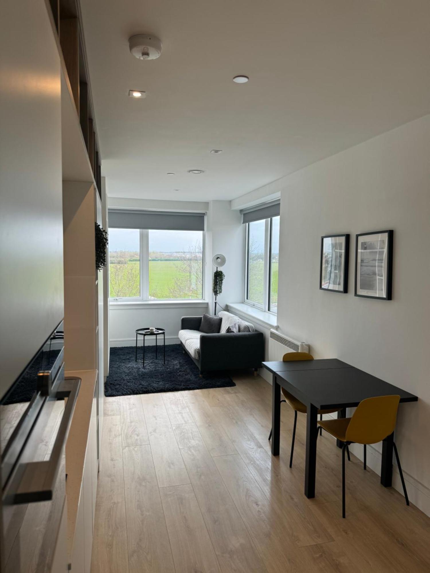 Luxx Apartment & Suites, London Heathrow Airport, Terminal 4, Piccadilly Underground Train Station Nearby! Хилингдън Екстериор снимка