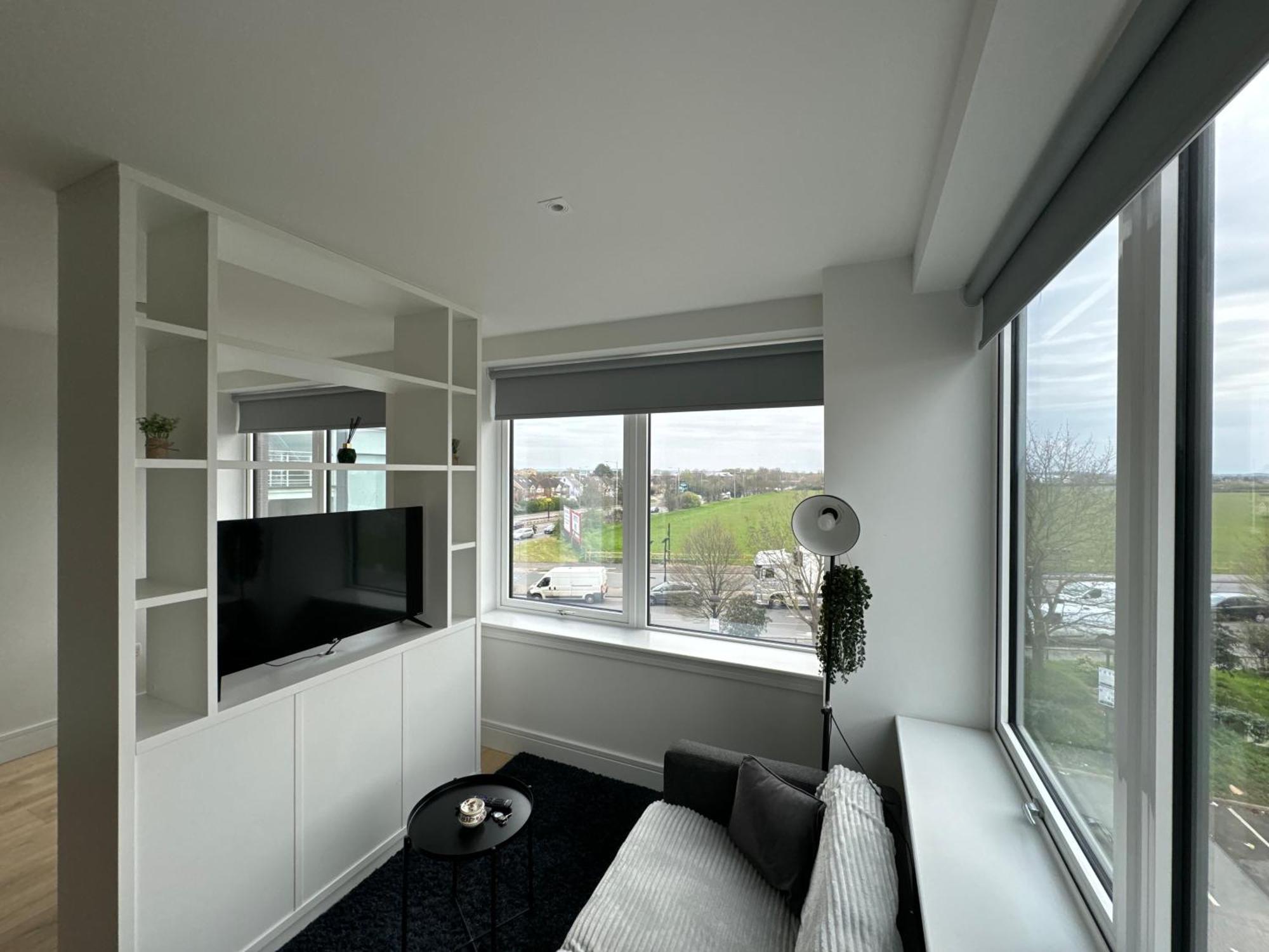 Luxx Apartment & Suites, London Heathrow Airport, Terminal 4, Piccadilly Underground Train Station Nearby! Хилингдън Екстериор снимка
