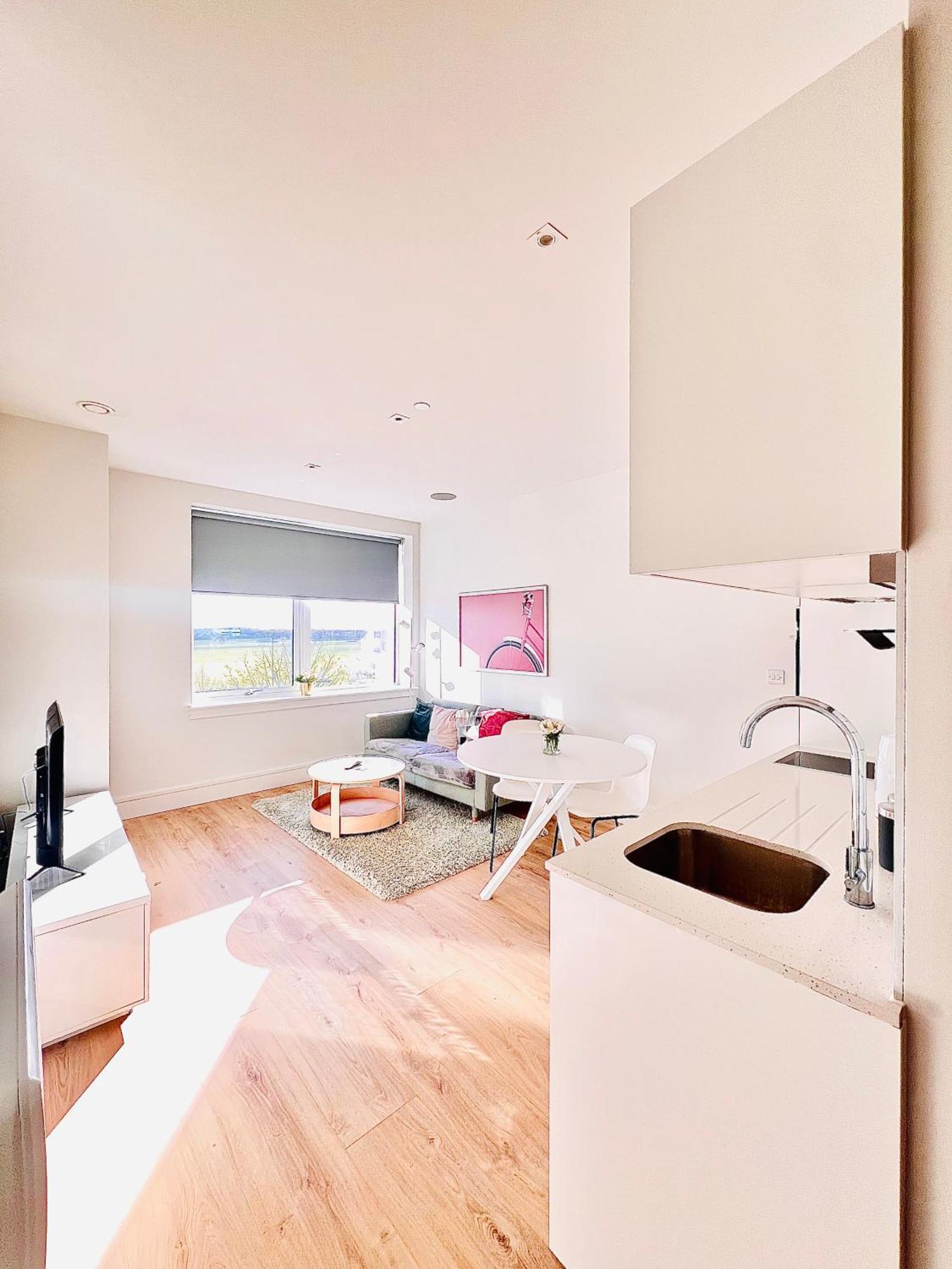 Luxx Apartment & Suites, London Heathrow Airport, Terminal 4, Piccadilly Underground Train Station Nearby! Хилингдън Екстериор снимка