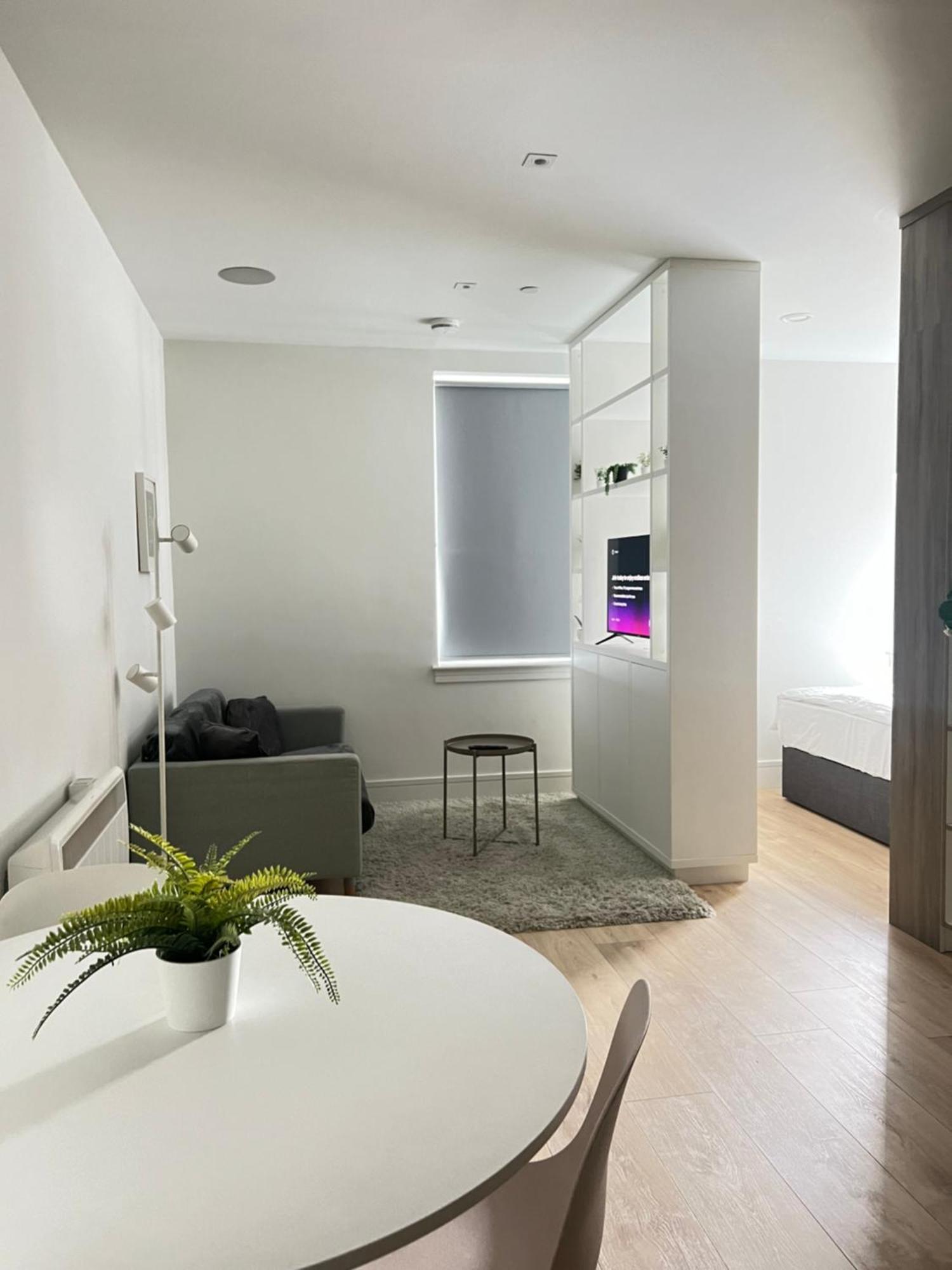 Luxx Apartment & Suites, London Heathrow Airport, Terminal 4, Piccadilly Underground Train Station Nearby! Хилингдън Екстериор снимка