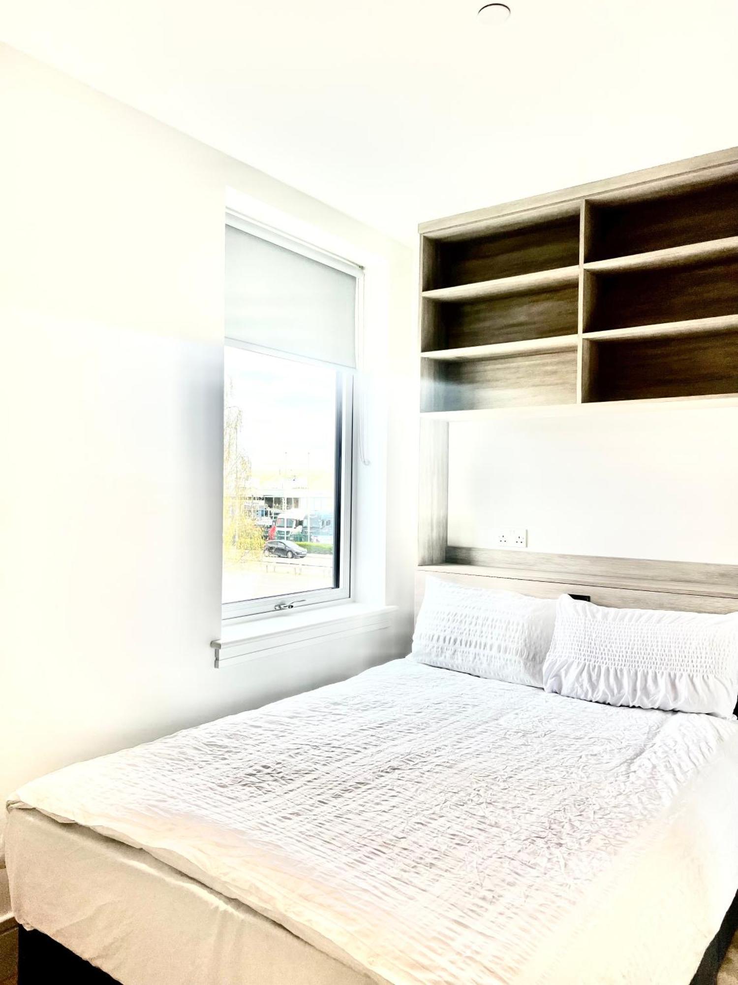 Luxx Apartment & Suites, London Heathrow Airport, Terminal 4, Piccadilly Underground Train Station Nearby! Хилингдън Екстериор снимка