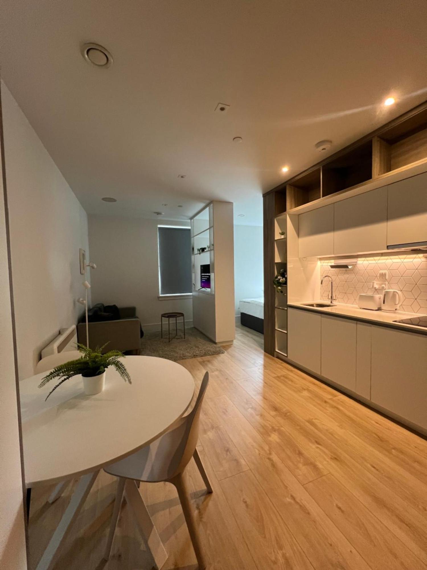 Luxx Apartment & Suites, London Heathrow Airport, Terminal 4, Piccadilly Underground Train Station Nearby! Хилингдън Екстериор снимка