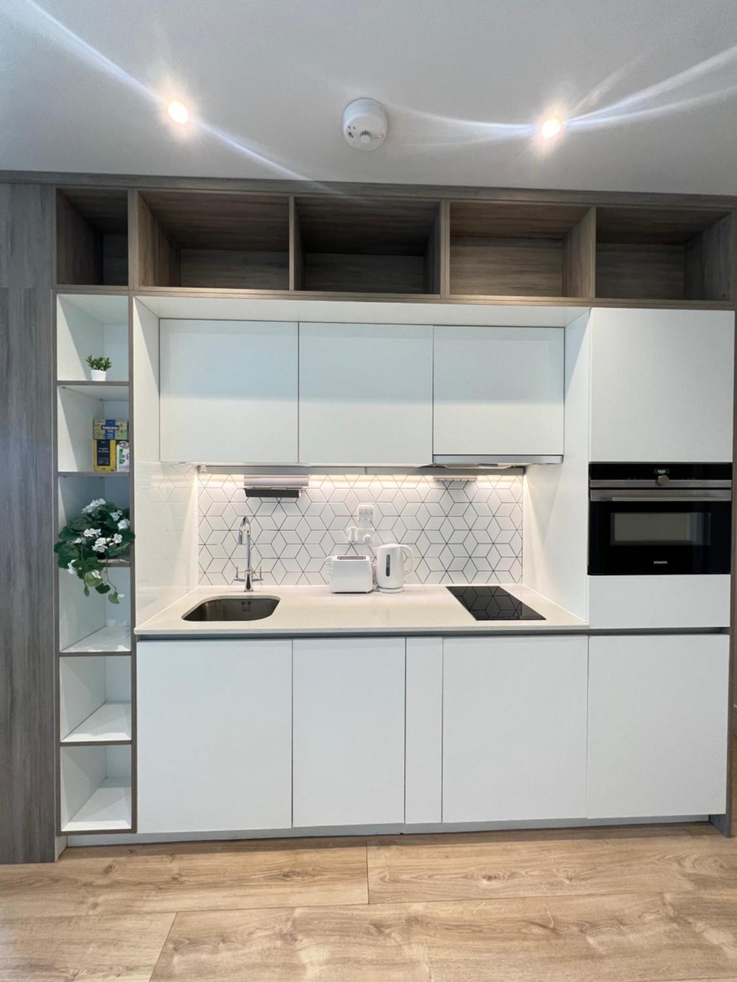 Luxx Apartment & Suites, London Heathrow Airport, Terminal 4, Piccadilly Underground Train Station Nearby! Хилингдън Екстериор снимка